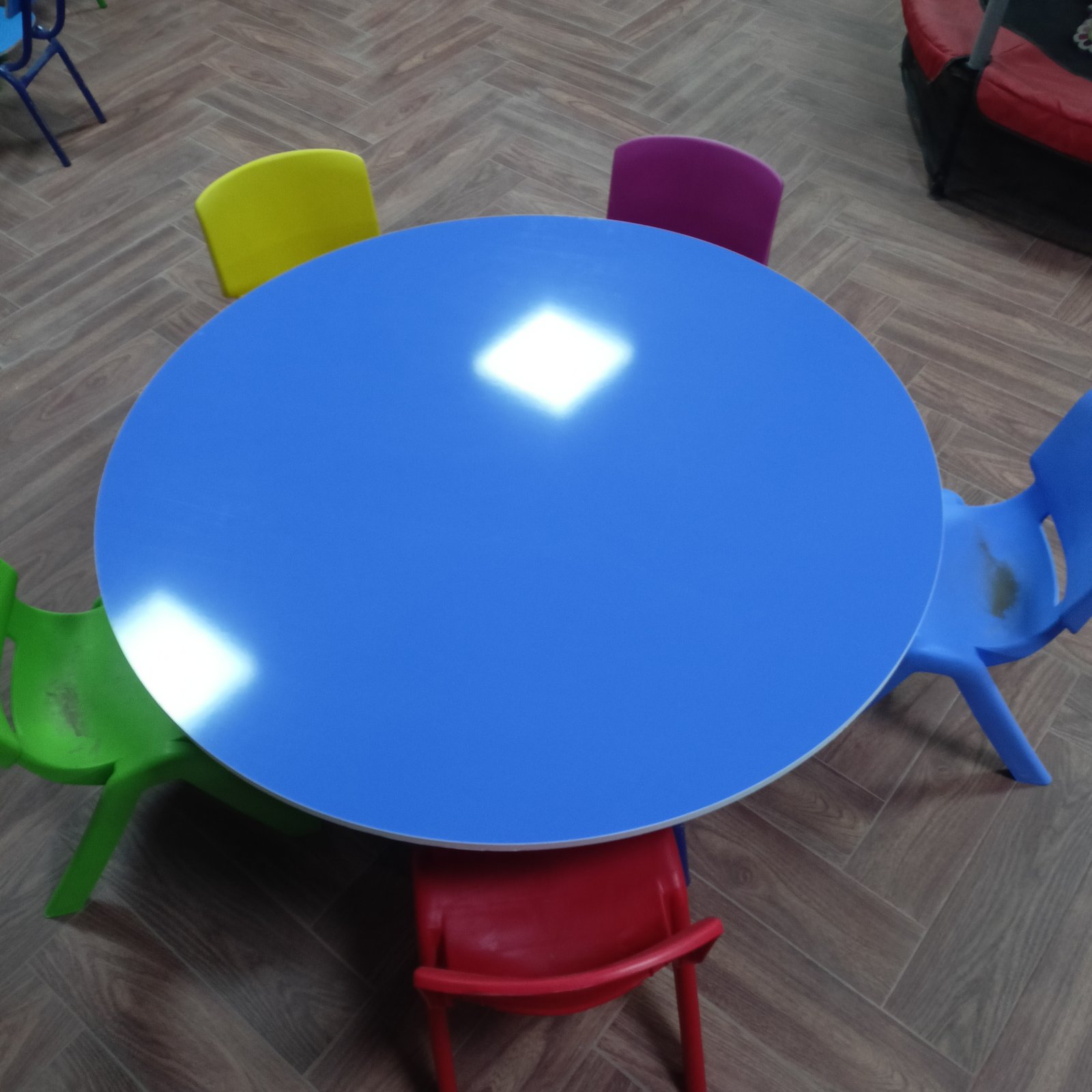 Round Table and Chairs Set - طاولة دائرية مع 5 كراسي