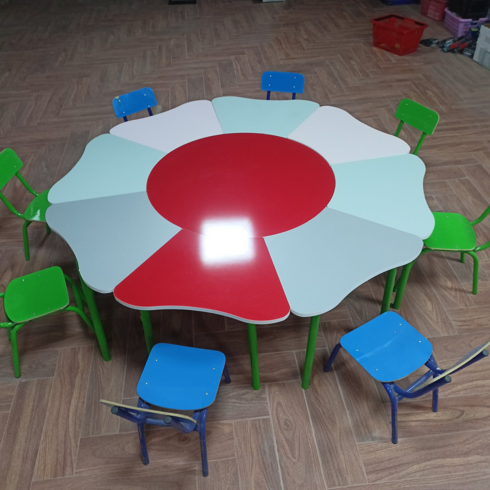 Flower Activity Table - طاولة الأنشطة الزهرية مع 8 كراسي
